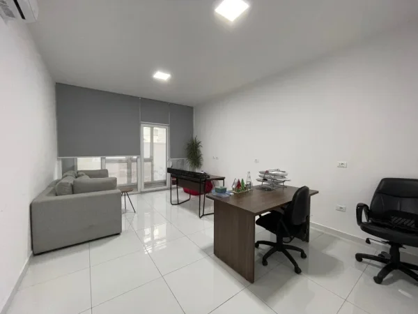 Tirane, jepet me qera zyre Kati 2, 107 m² 800 € (Kompleksi Kika 2)