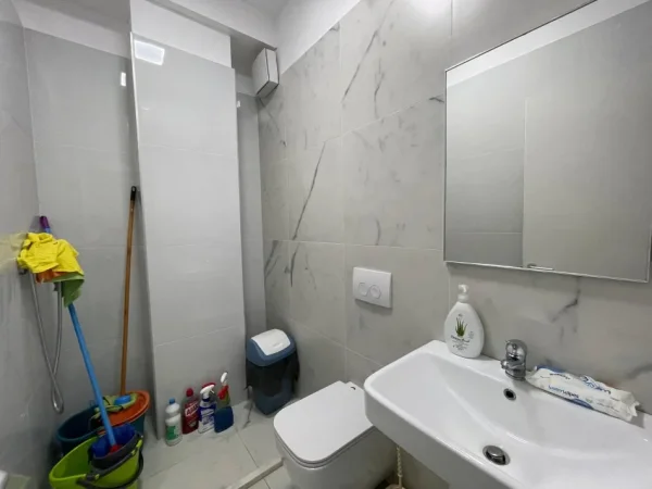 Tirane, jepet me qera zyre Kati 2, 107 m² 800 € (Kompleksi Kika 2)