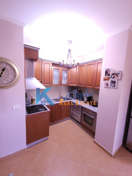Tirane, jap me qera apartament 2+1+Ballkon Kati 8, 125 m² 600 € (Ish Ekspozita)