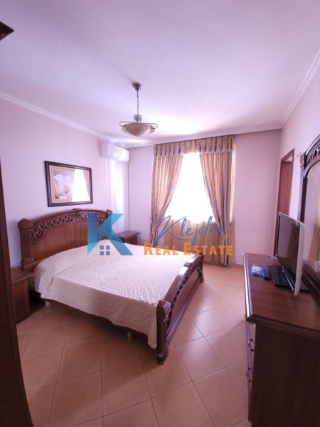 Tirane, jap me qera apartament 2+1+Ballkon Kati 8, 125 m² 600 € (Ish Ekspozita)