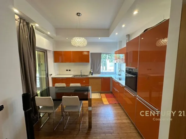 Tirane, shes apartament 3+1+2 ME 2 POSTE PARKIMI , 141 m² 400.000 € (Liqeni i Thatë)