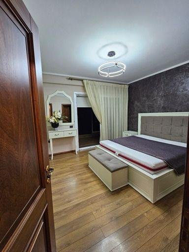 Tirane, jepet me qera apartament 3+1 Kati 3, 145 m² 1.200 € (Kopshti Botanik)