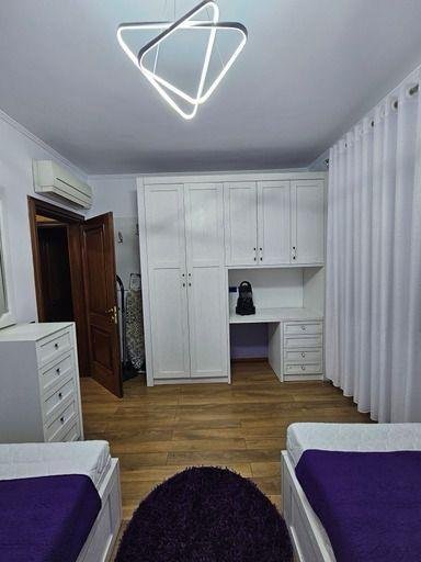 Tirane, jepet me qera apartament 3+1 Kati 3, 145 m² 1.200 € (Kopshti Botanik)