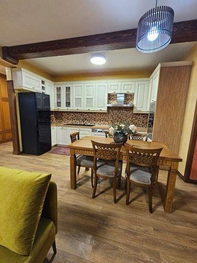 Tirane, jepet me qera apartament 3+1 Kati 3, 145 m² 1.200 € (Kopshti Botanik)