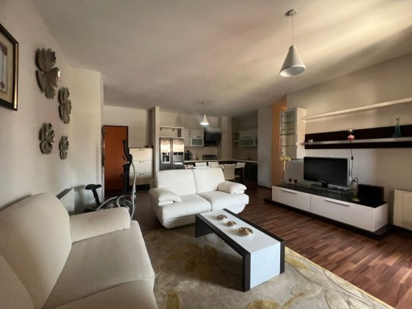 Tirane, jepet me qera apartament 2+1+Ballkon Kati 4, 110 m² 550 € (Selvia)