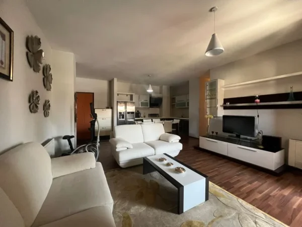 Tirane, jepet me qera apartament 2+1+Ballkon Kati 4, 110 m² 550 € (Selvia)