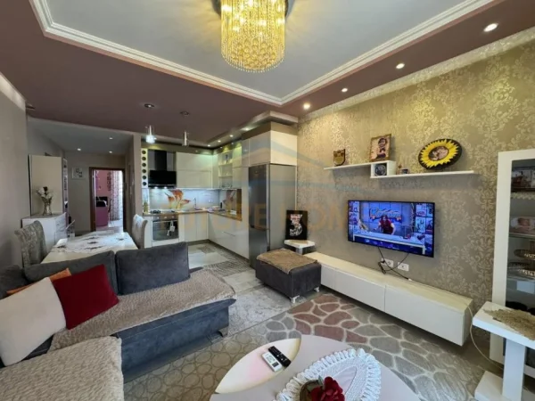 Tirane, jepet me qera apartament 2+1+Ballkon Kati 3, 120 m² 500 € (Unaza e Re)