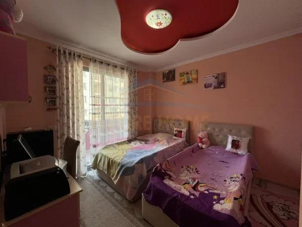 Tirane, jepet me qera apartament 2+1+Ballkon Kati 3, 120 m² 500 € (Unaza e Re)