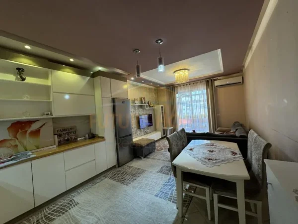 Tirane, jepet me qera apartament 2+1+Ballkon Kati 3, 120 m² 500 € (Unaza e Re)