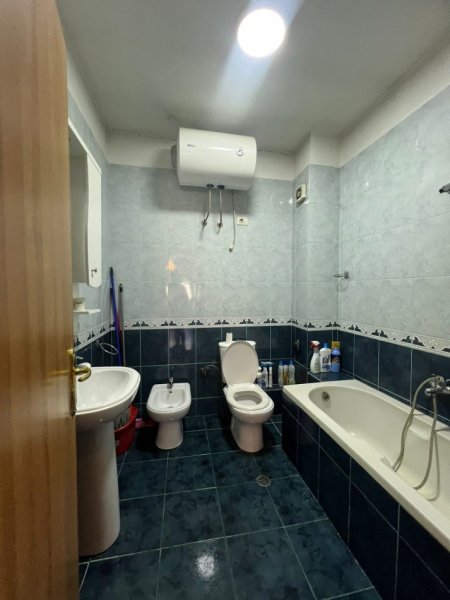 Tirane, jepet me qera apartament 2+1+Ballkon Kati 4, 110 m² 550 € (Selvia)