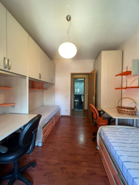 Tirane, jepet me qera apartament 2+1+Ballkon Kati 4, 110 m² 550 € (Selvia)