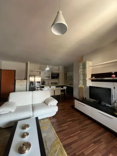 Tirane, jepet me qera apartament 2+1+Ballkon Kati 4, 110 m² 550 € (Selvia)