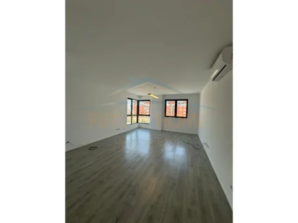Tirane, jepet me qera apartament 2+1+Ballkon Kati 3, 124 m² 700 € (Unaza e Re)