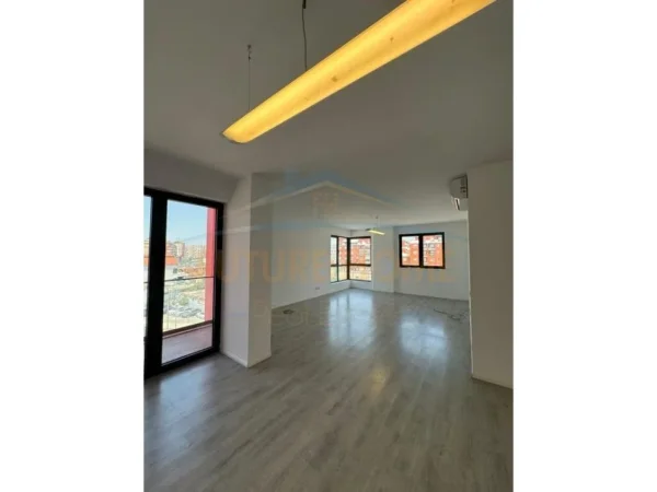 Tirane, jepet me qera apartament 2+1+Ballkon Kati 3, 124 m² 700 € (Unaza e Re)