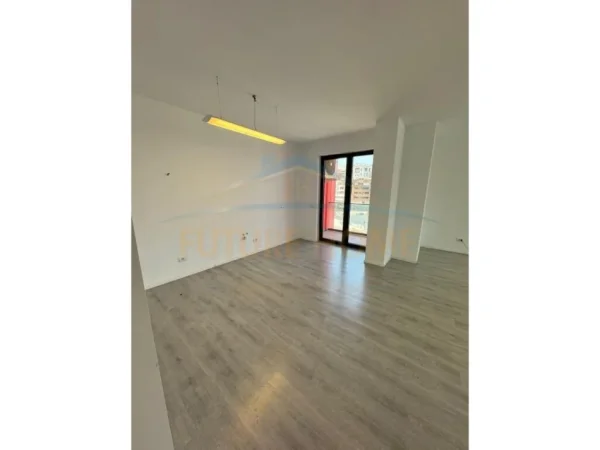 Tirane, jepet me qera apartament 2+1+Ballkon Kati 3, 124 m² 700 € (Unaza e Re)