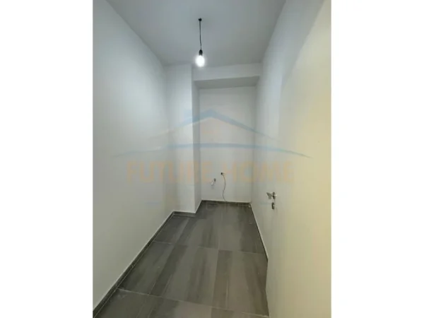 Tirane, jepet me qera apartament 2+1+Ballkon Kati 3, 124 m² 700 € (Unaza e Re)