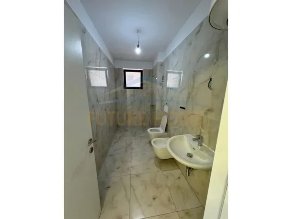 Tirane, jepet me qera apartament 2+1+Ballkon Kati 3, 124 m² 700 € (Unaza e Re)