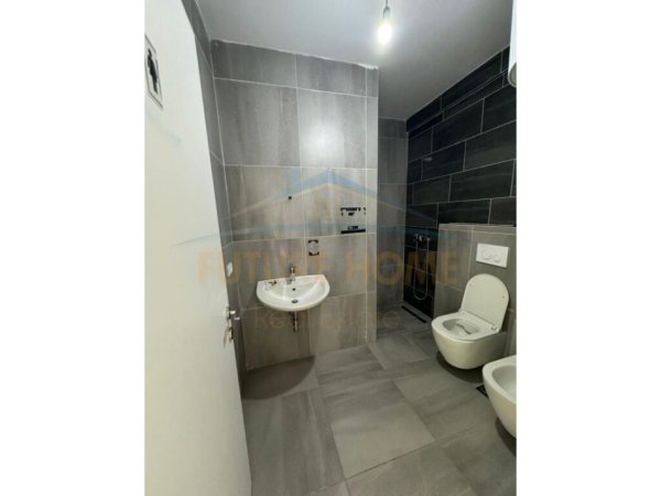 Tirane, jepet me qera apartament 2+1+Ballkon Kati 3, 124 m² 700 € (Unaza e Re)