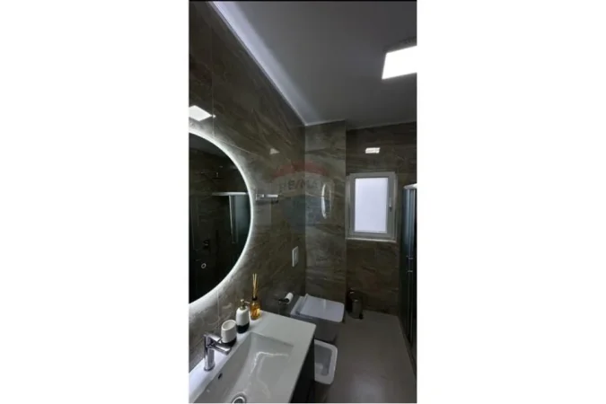 Tirane, jepet me qera apartament 2+1 , 113 m² 850 € (Komuna e Parisit - Kristal Center)