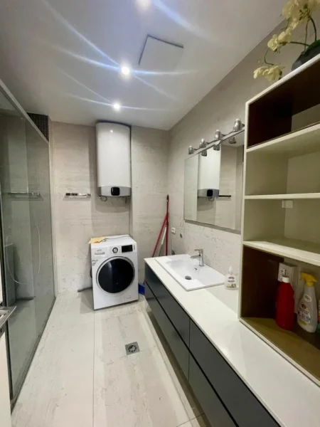 Tirane, jepet me qera apartament 3+1+Ballkon Kati 4, 170 m² 700 € (Unaza e Re)