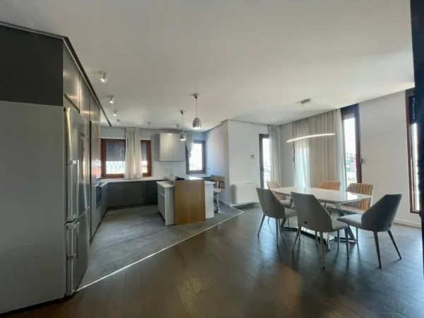 Tirane, jepet me qera apartament 3+1+Ballkon Kati 4, 170 m² 700 € (Unaza e Re)