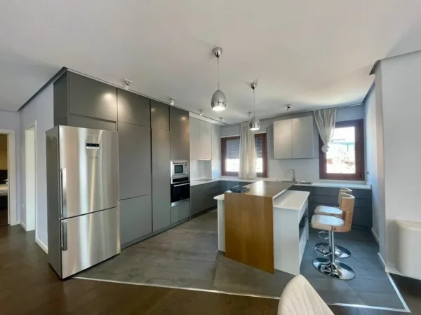 Tirane, jepet me qera apartament 3+1+Ballkon Kati 4, 170 m² 700 € (Unaza e Re)