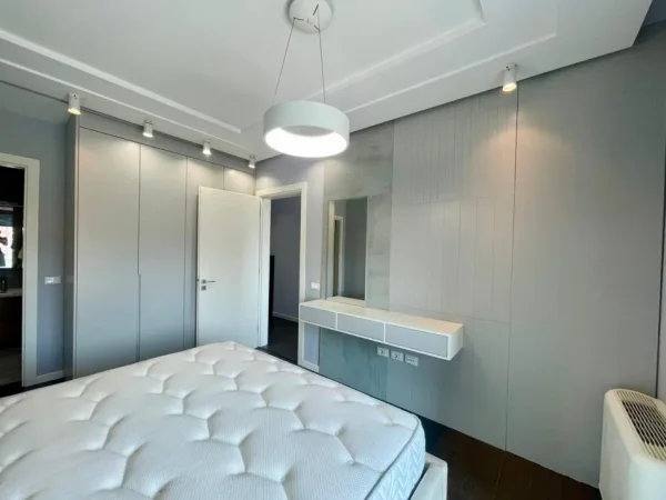 Tirane, jepet me qera apartament 3+1+Ballkon Kati 4, 170 m² 700 € (Unaza e Re)