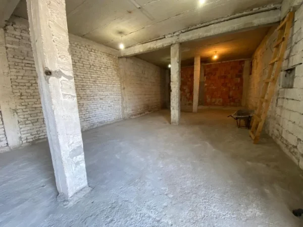 Tirane, jepet me qera ambjent biznesi Kati 0, 130 m² 450 € (Ali Demi)