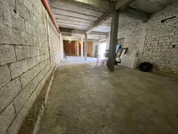 Tirane, jepet me qera ambjent biznesi Kati 0, 130 m² 450 € (Ali Demi)