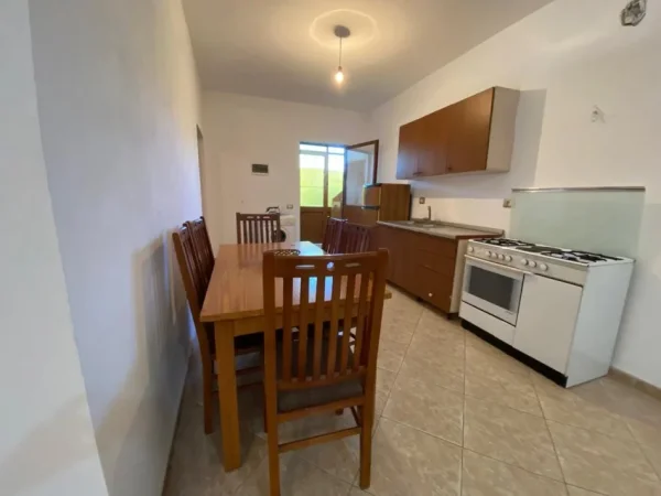 Tirane, jepet me qera apartament 1+1 Kati 1, 80 m² 280 € (ALI DEMI)