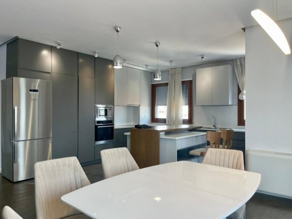 Tirane, jepet me qera apartament 3+1 Kati 3, 170 m² 700 € (Unaza Re)