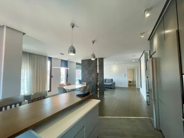 Tirane, jepet me qera apartament 3+1 Kati 3, 170 m² 700 € (Unaza Re)
