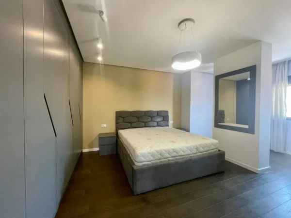 Tirane, jepet me qera apartament 3+1 Kati 3, 170 m² 700 € (Unaza Re)