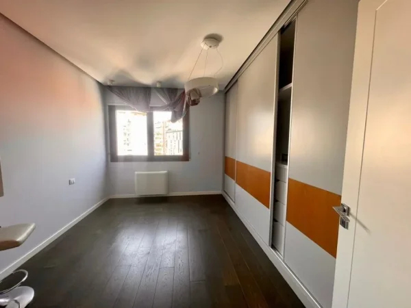 Tirane, jepet me qera apartament 3+1 Kati 3, 170 m² 700 € (Unaza Re)