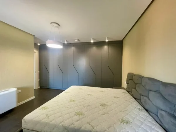 Tirane, jepet me qera apartament 3+1 Kati 3, 170 m² 700 € (Unaza Re)