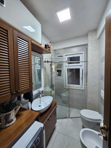 Tirane, jepet me qera apartament 3+1+Ballkon Kati 3, 145 m² 1.200 € (Kopshti Botanik)