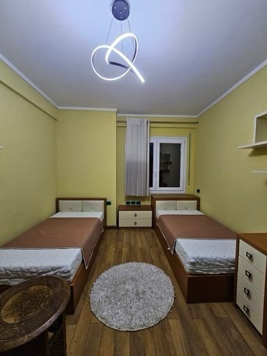 Tirane, jepet me qera apartament 3+1+Ballkon Kati 3, 145 m² 1.200 € (Kopshti Botanik)