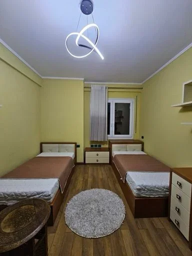 Tirane, jepet me qera apartament 3+1+Ballkon Kati 3, 145 m² 1.200 € (Kopshti Botanik)