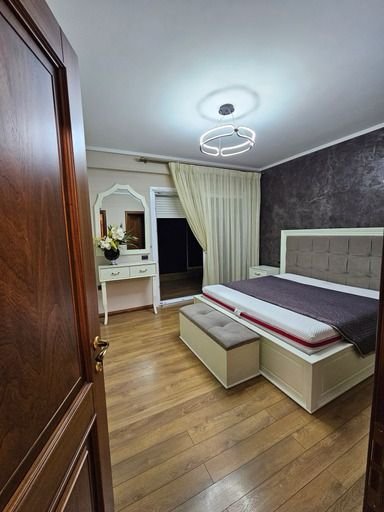 Tirane, jepet me qera apartament 3+1+Ballkon Kati 3, 145 m² 1.200 € (Kopshti Botanik)