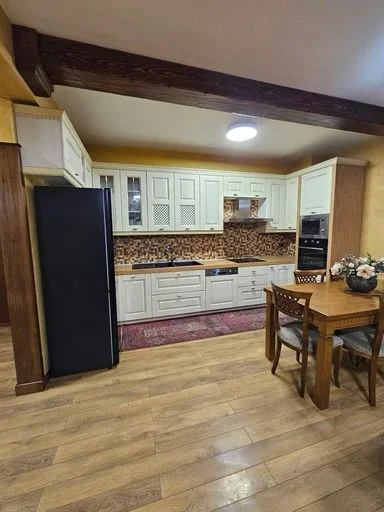 Tirane, jepet me qera apartament 3+1+Ballkon Kati 3, 145 m² 1.200 € (Kopshti Botanik)