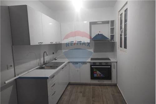 Tirane, jepet me qera apartament 2+1+Ballkon Kati 2, 97 m² 300 € (Paskuqan)