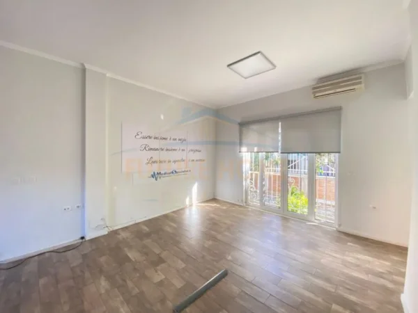 Tirane, jepet me qera ambjent biznesi Kati 0, 149 m² 800 € (21 Dhjetori)
