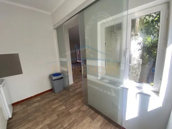 Tirane, jepet me qera ambjent biznesi Kati 0, 149 m² 800 € (21 Dhjetori)