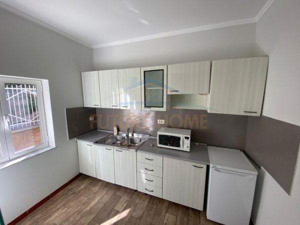 Tirane, jepet me qera ambjent biznesi Kati 0, 149 m² 800 € (21 Dhjetori)