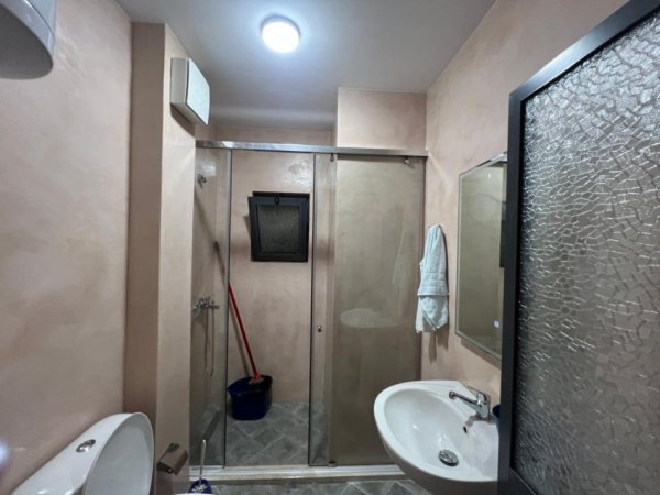 Tirane, jepet me qera apartament 2+1+Ballkon Kati 5, 100 m² 650 € (vasil shanto , prapa universitetit mesdhetar)