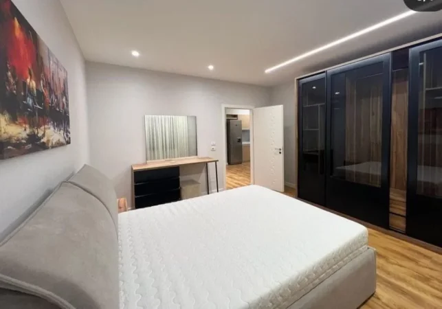 Tirane, shitet apartament 1+1+Ballkon Kati 4, 75 m² 165.000 € (Komuna e Parisit)