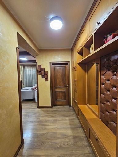 Tirane, jepet me qera apartament 3+1 Kati 3, 145 m² 1.200 € (Kopshti Botanik)