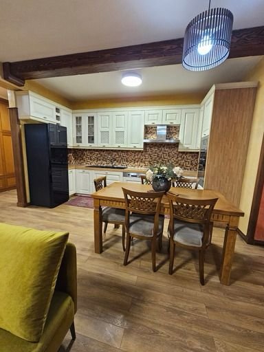 Tirane, jepet me qera apartament 3+1 Kati 3, 145 m² 1.200 € (Kopshti Botanik)