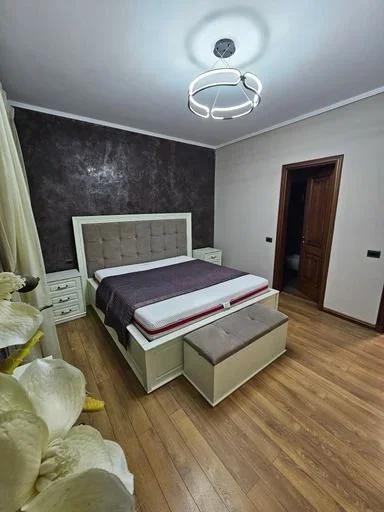 Tirane, jepet me qera apartament 3+1 Kati 3, 145 m² 1.200 € (Kopshti Botanik)