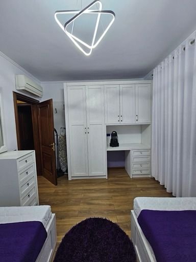 Tirane, jepet me qera apartament 3+1 Kati 3, 145 m² 1.200 € (Kopshti Botanik)